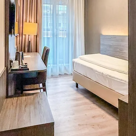 Plaza Premium Center Hotel