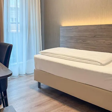 Plaza Premium Center 4*