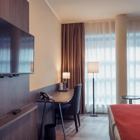 Plaza Premium Center Hotel