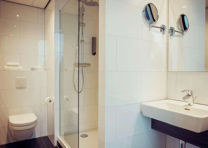 Plaza Premium Center 4*