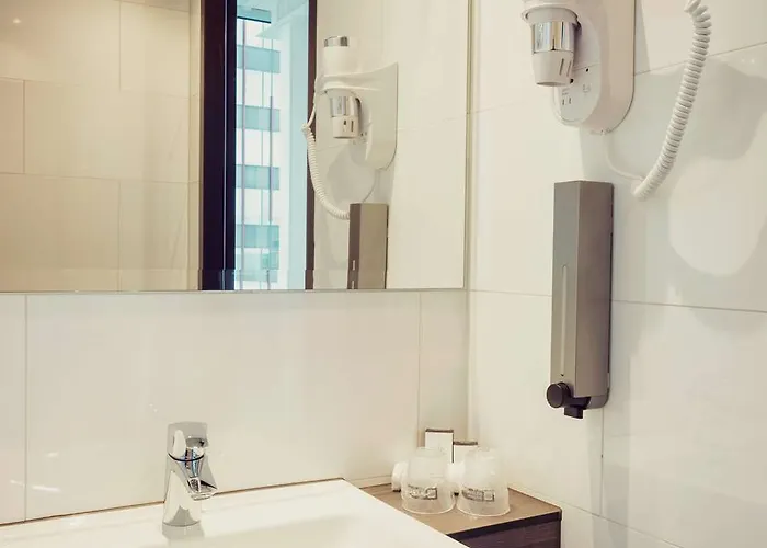 Plaza Premium Center 4*