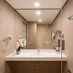 Plaza Premium Center 4*