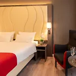 Plaza Premium Center Szálloda