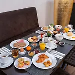 Plaza Premium Center 4* Haga