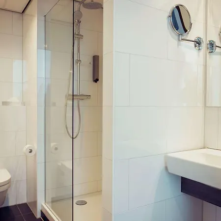 Plaza Premium Center 4*