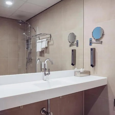 Plaza Premium Center 4*