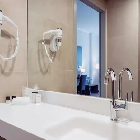 מלון Plaza Premium Center 4*