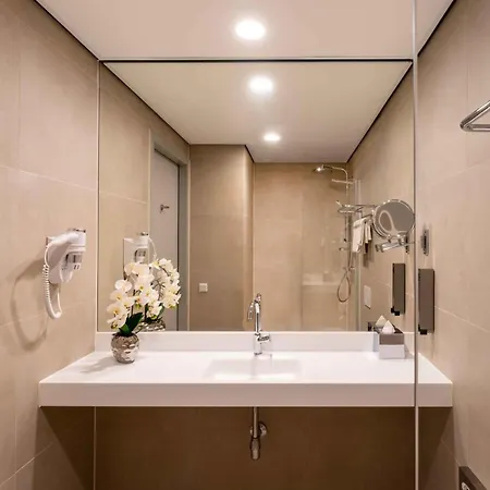 Plaza Premium Center 4*