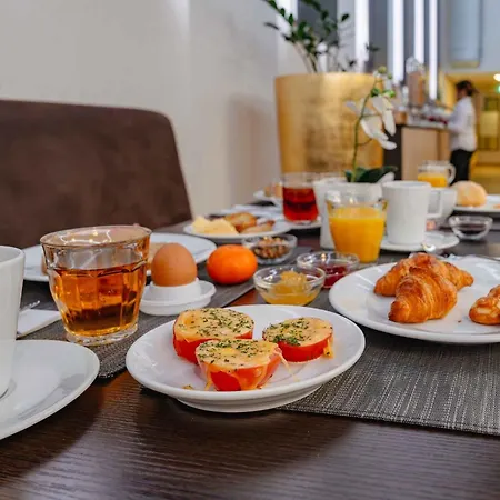 מלון Plaza Premium Center