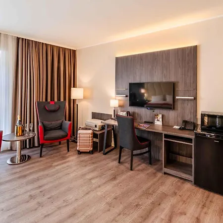 Plaza Premium Center 4*