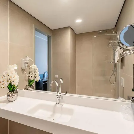 Plaza Premium Center 4*