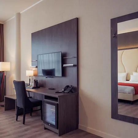 Hotel Plaza Premium Center 4*
