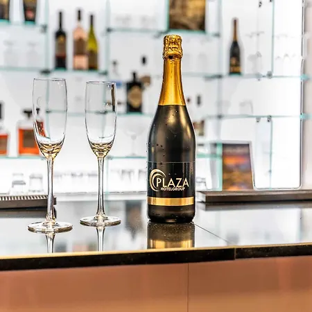 Plaza Premium Center מלון