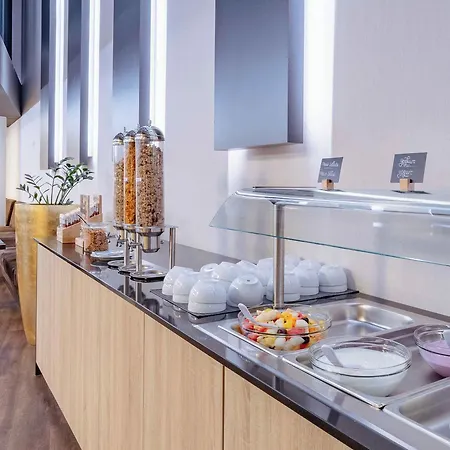 Hotel Plaza Premium Center 4*