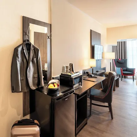 Plaza Premium Center 4*