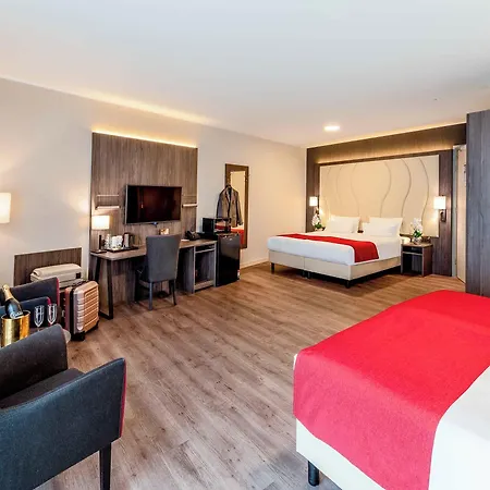 Plaza Premium Center Hotel