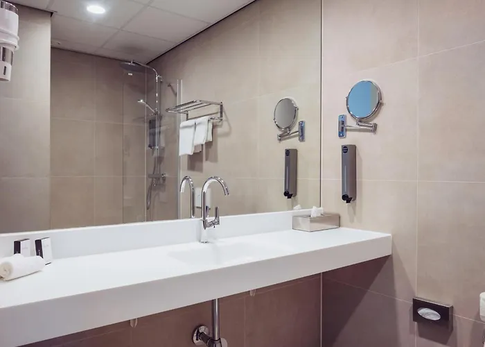 Plaza Premium Center 4*