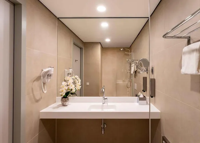 Plaza Premium Center 4*