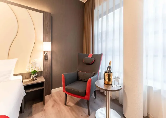 Plaza Premium Center Hotel 4*