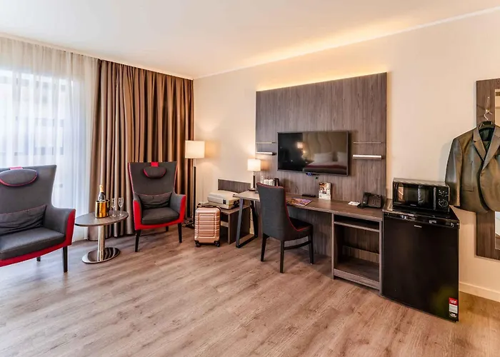 Plaza Premium Center 4*