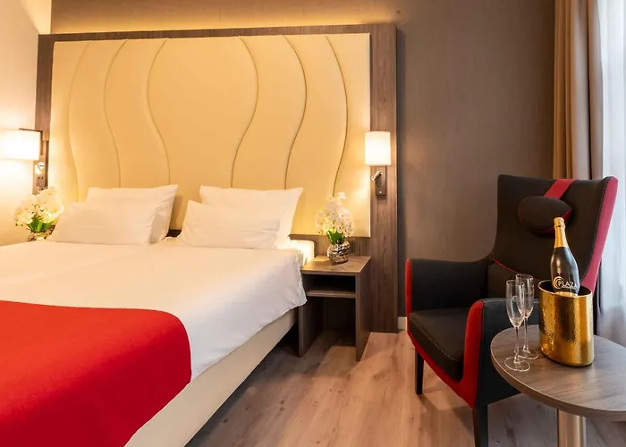 Plaza Premium Center Hotell