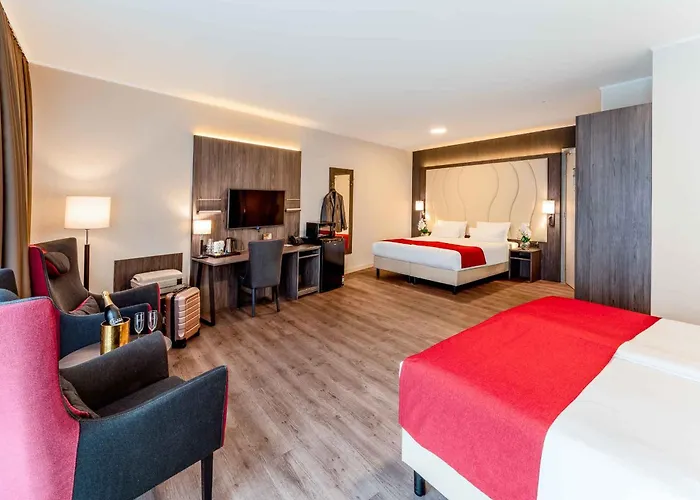 Plaza Premium Center Hotell 4*