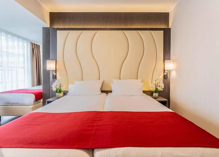 Plaza Premium Center Hotel