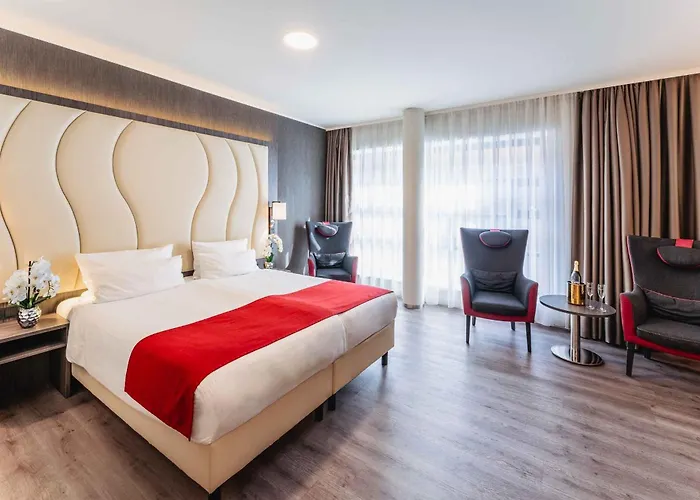 Plaza Premium Center 4*