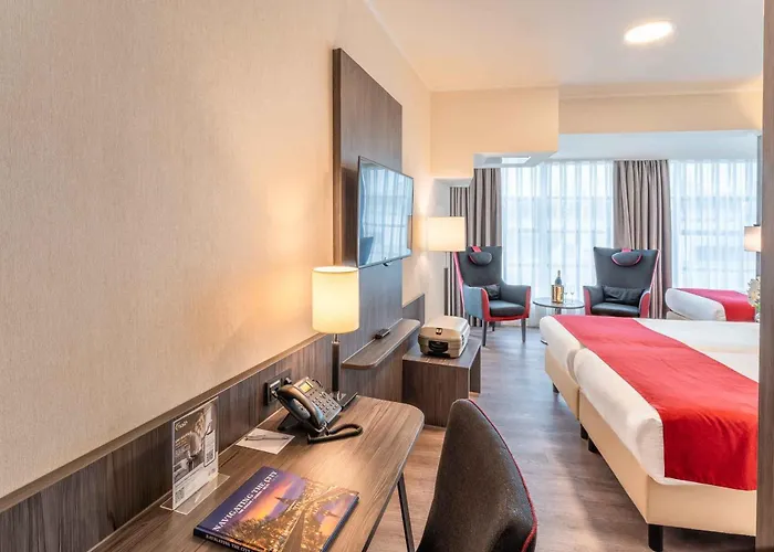 Plaza Premium Center 4*