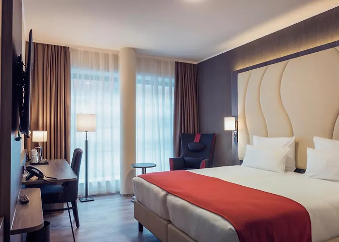 Plaza Premium Center Hotell 4*