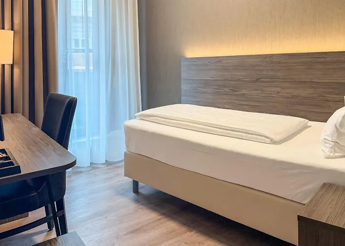 Plaza Premium Center 4*